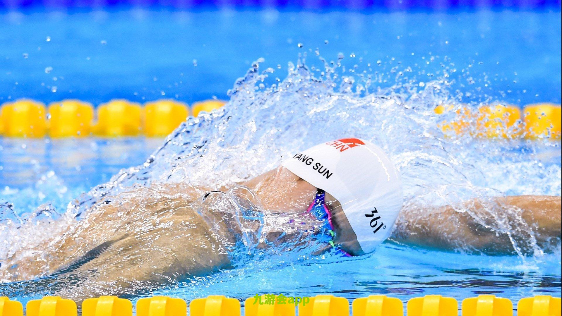 库里灵动运球突破防线，轻盈上篮锁定胜局，勇士主场再显神威